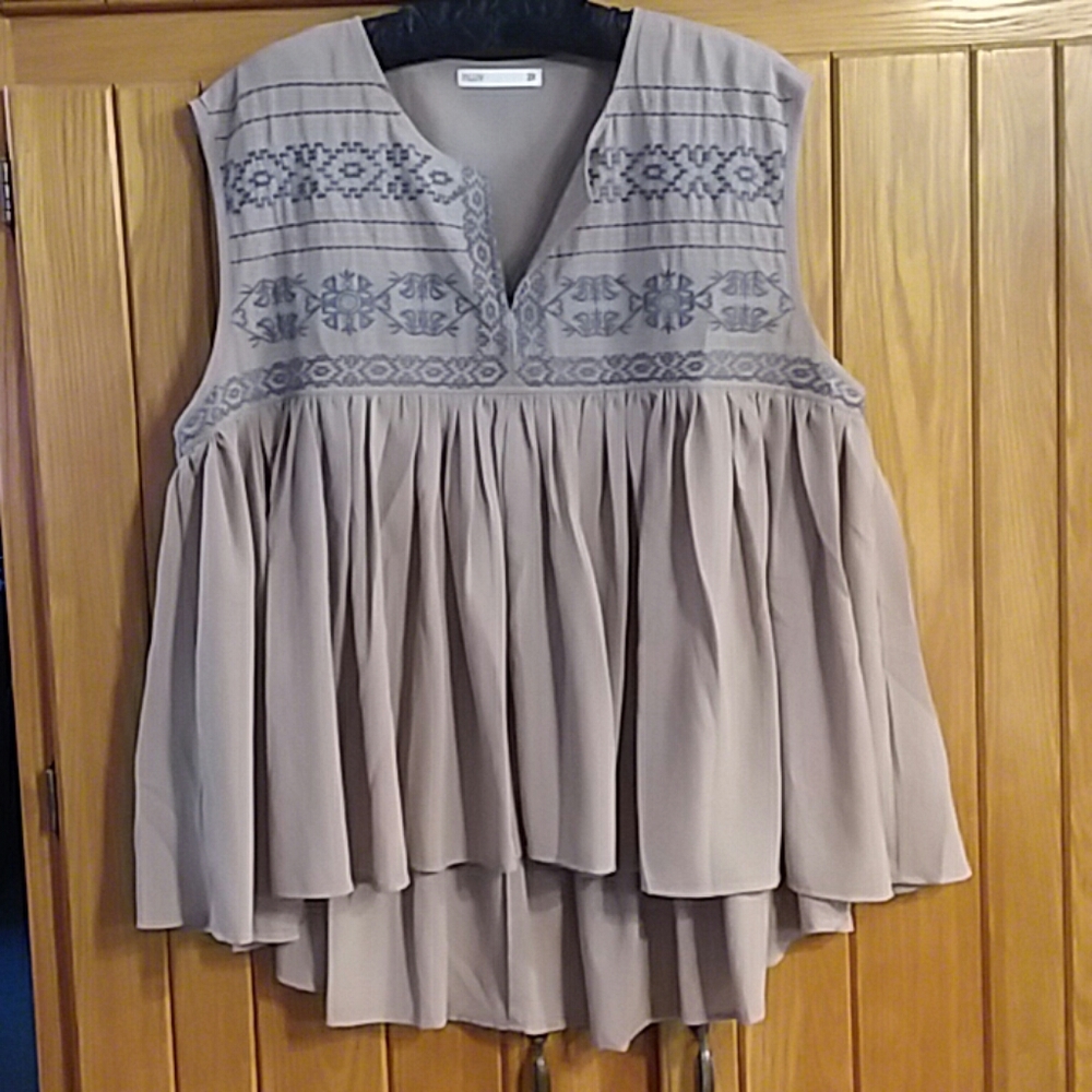 inLUV Embroidered Sleeveless Hi Low Top Size 2X